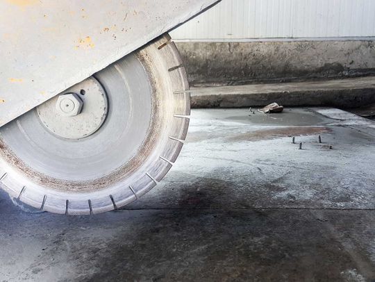 Wheel saw cutting concrete